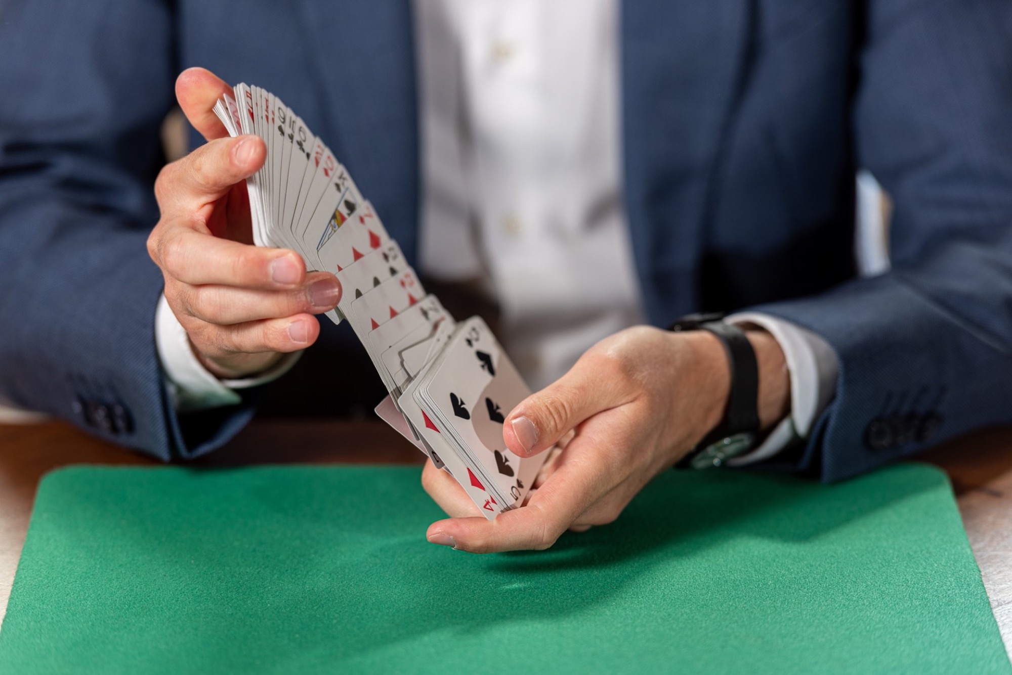 Dettaglio di magia con carte da gioco